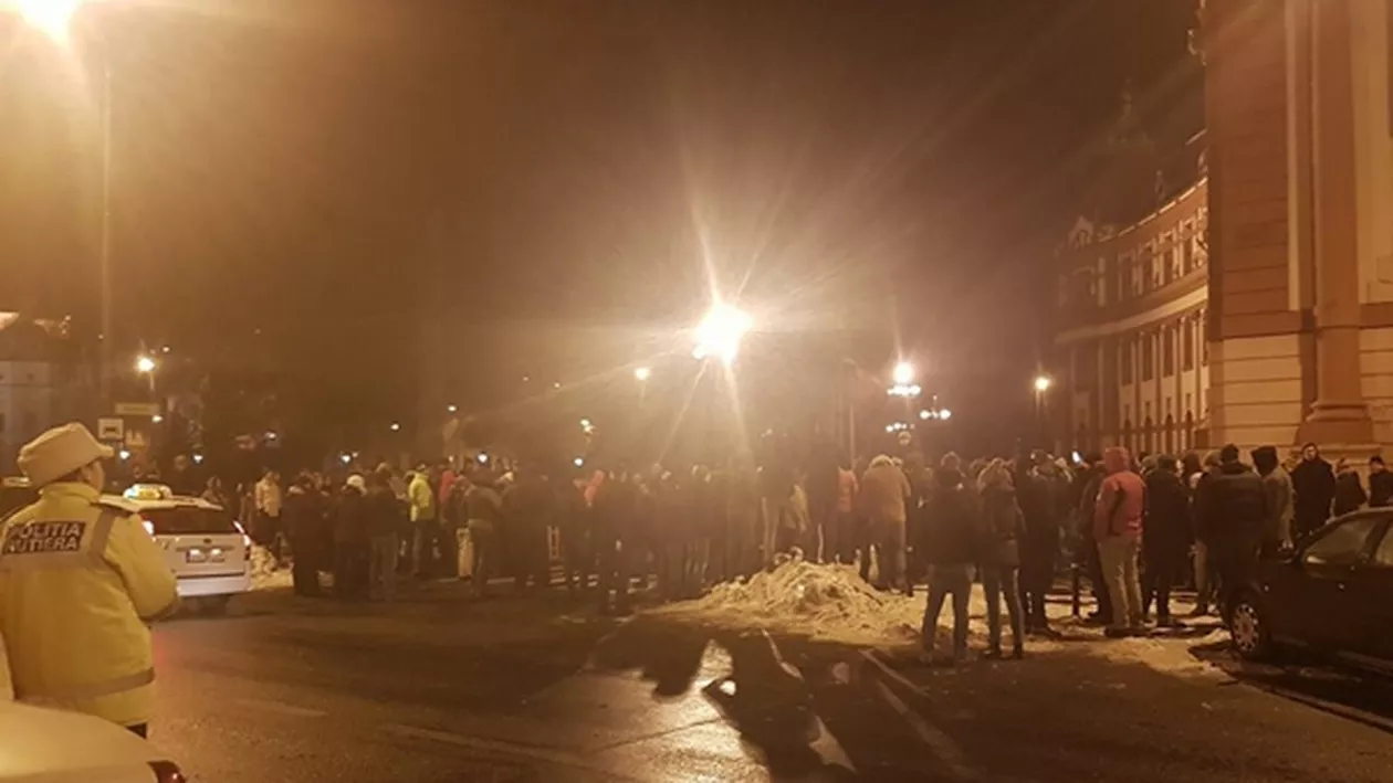 INCIDENT în timpul protestului din Brașov: Geamul prefecturii a fost spart de manifestanți