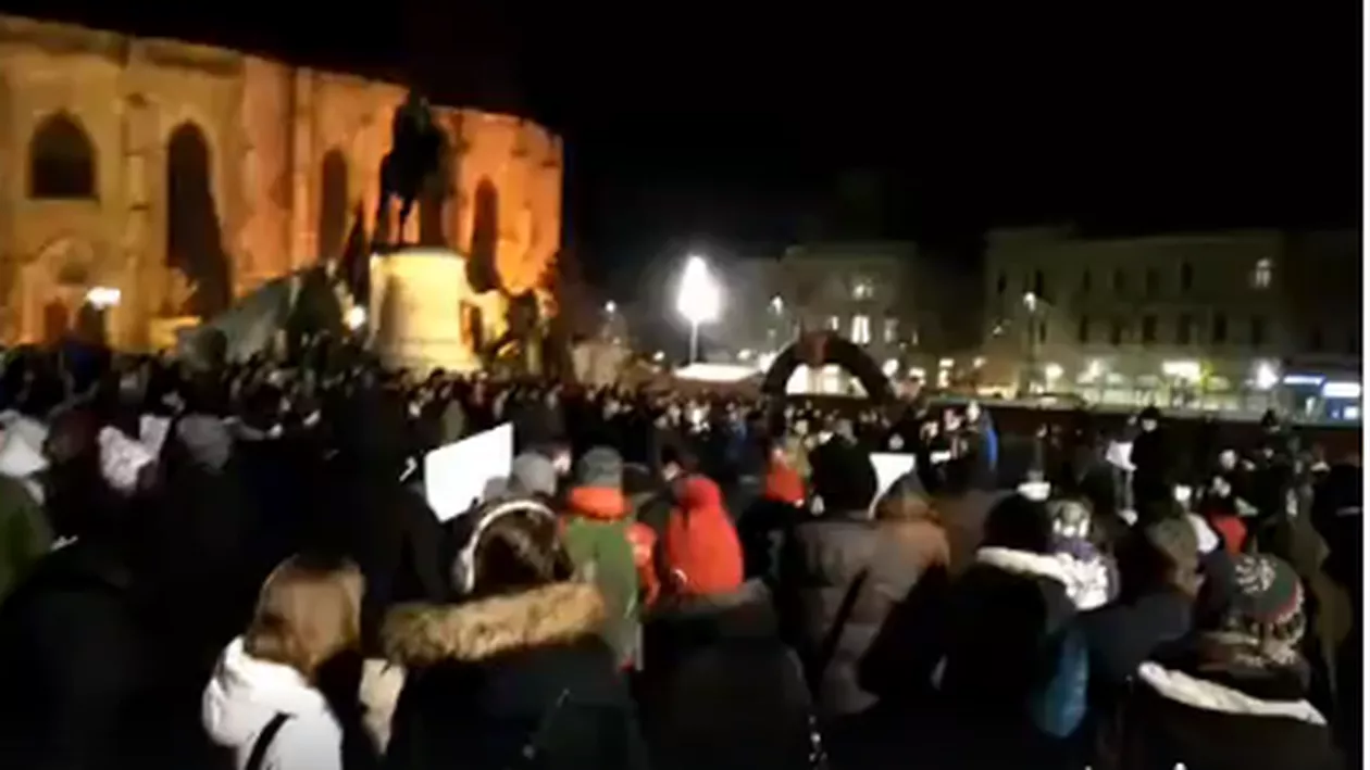 ROMÂNI DIN TOATĂ ȚARA CER ÎN STRADĂ DEMISIA GUVERNULUI GRINDEANU