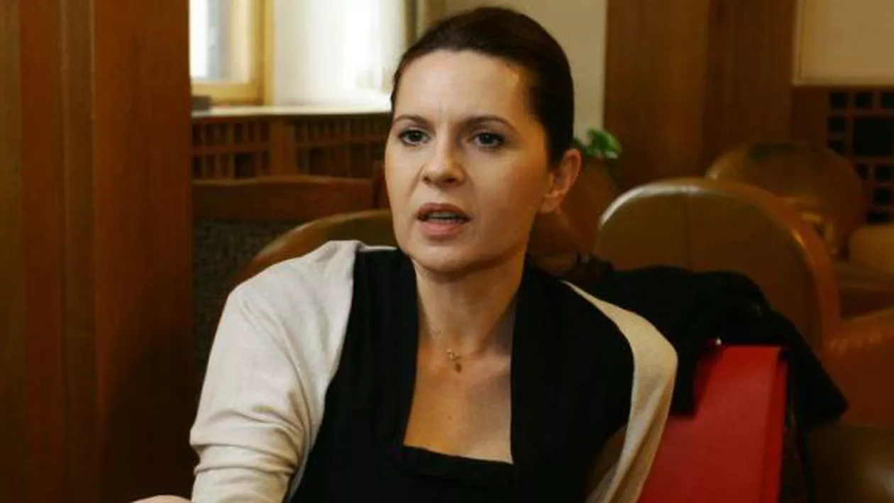 Soluția Adrianei Săftoiu: Declanșarea anticipatelor prin demisia în bloc a parlamentarilor opoziției