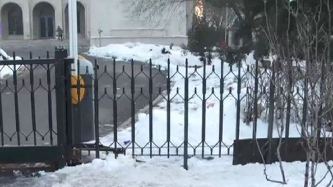 Poarta Guvernului, sudată peste noapte: Forțele de ordine au luat măsuri sporite, după protestul de marți seară