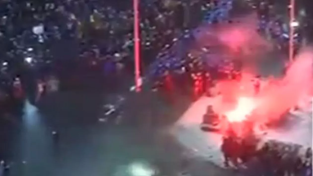 IMAGINI INCREDIBILE DIN PIAȚA VICTORIEI. AU ÎNCEPUT VIOLENȚELE. Mai multe persoane, se pare din galeriile de fotbal, aruncă cu torțe și petarde în jandarmi care ripostează cu gaze lacrimogene