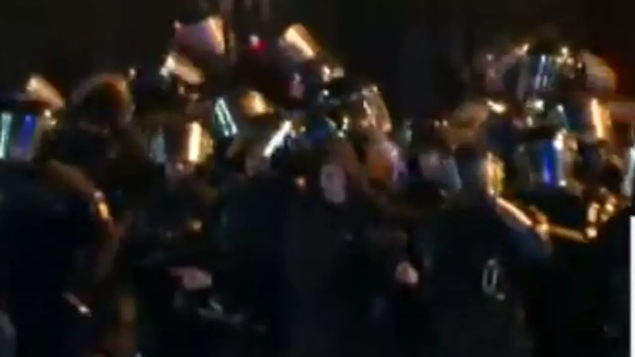 Un jandarm a fost rănit şi dus la Spitalul Floreasca. Ministrul de Interne: "Se vor face dosare penale după bătăile din Piața Victoriei"