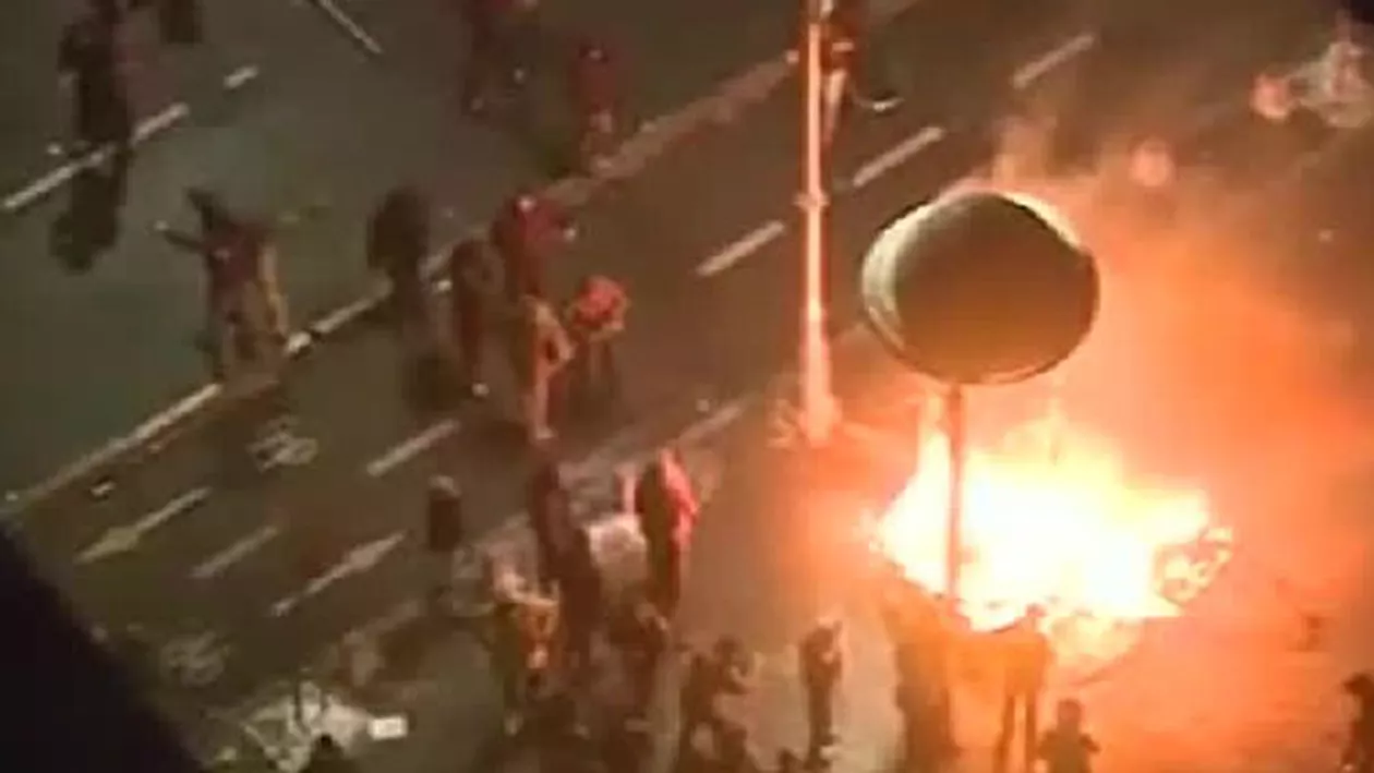 Imagini extrem de violente din Piața Victoriei: Galeriile de fotbal s-au încăierat cu jandarmii, iar apoi au dat foc panourilor publicitare din zona Guvernului
