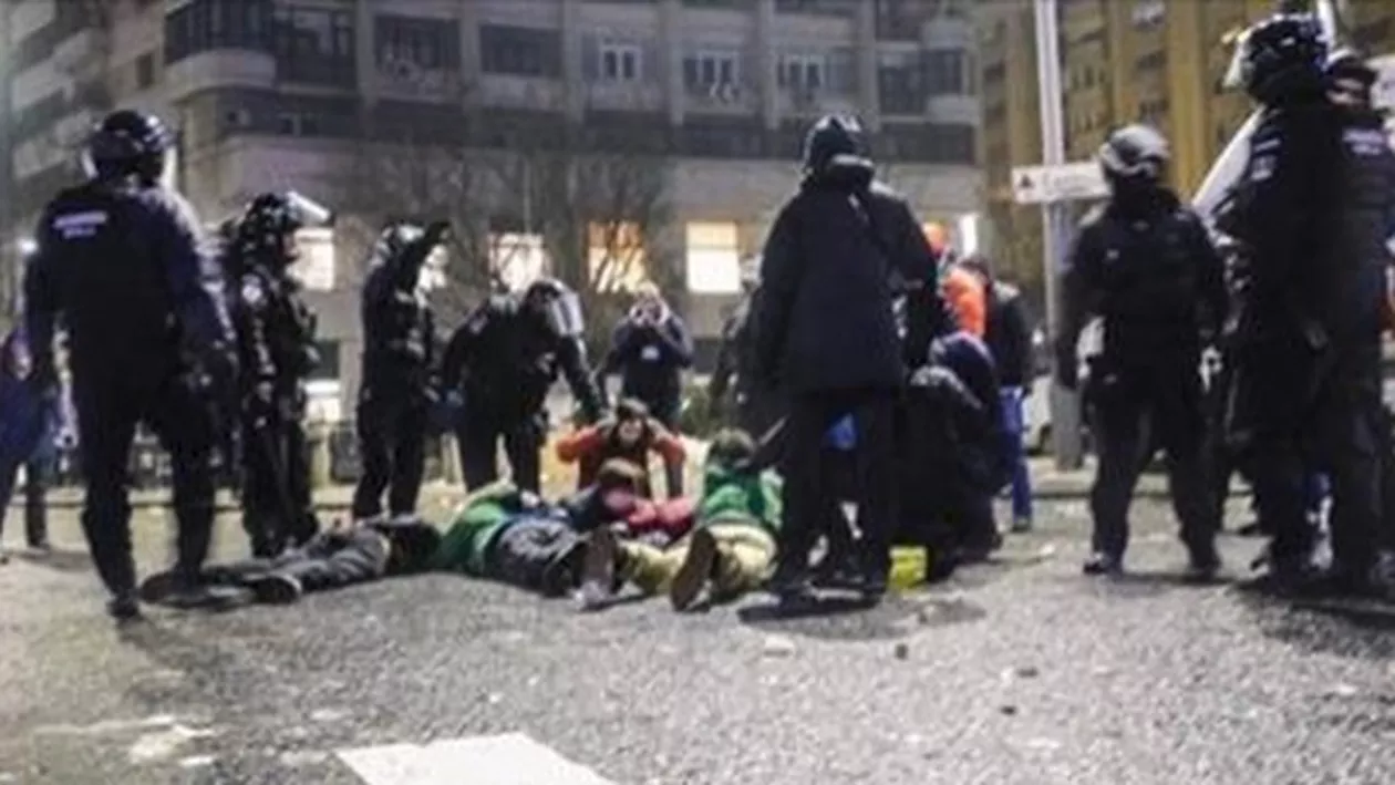 ActiveWatch solicită Poliției eliberarea unui jurnalist de cetățenie germană, reținut abuziv în urma incidentelor violente din Piața Victoriei (FOTO)