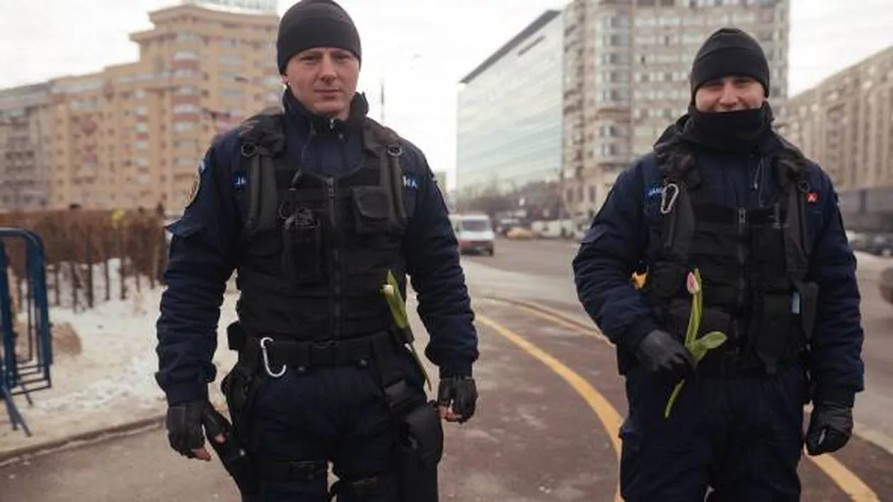 Jandarmii, RĂSPLĂTIȚI cu lalele: Un protestatar a împărțit flori în semn de MULȚUMIRE pentru intervenția rapidă în urma incidentelor violente din Piața Victoriei
