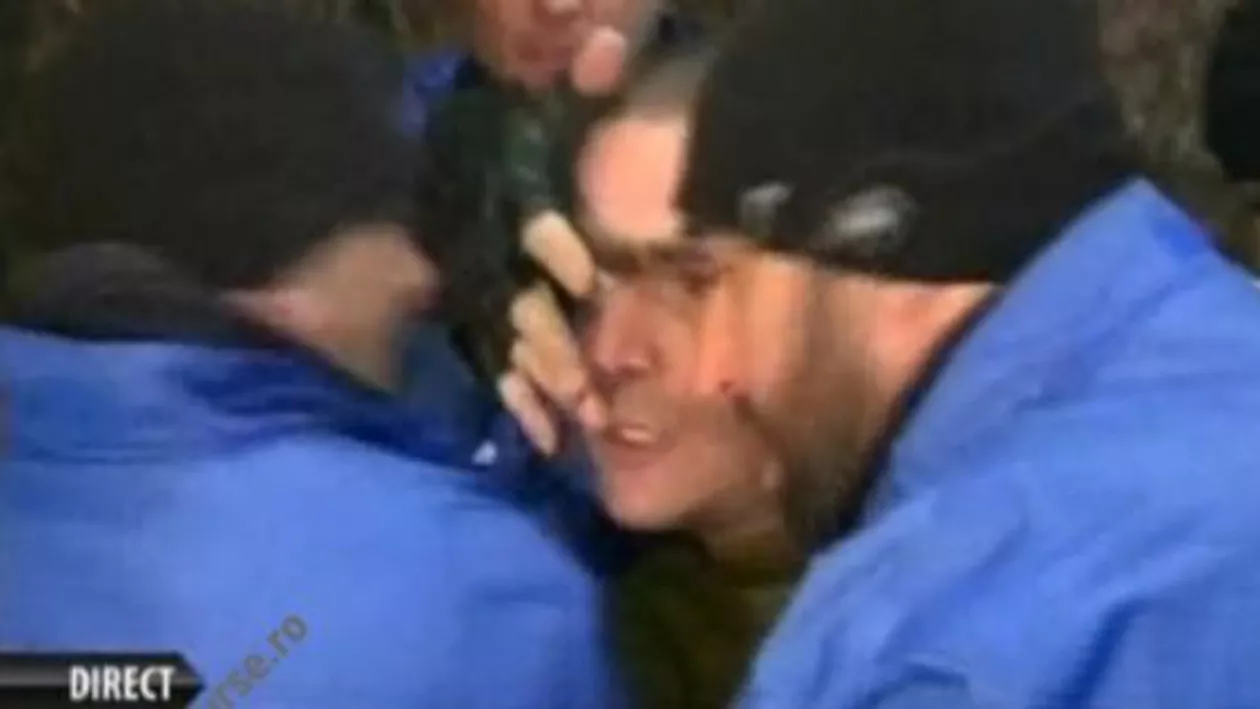 PRIMELE INCIDENTE în Piața Victoriei! Un protestatar violent a fost scos din mulțime de către jandarmi