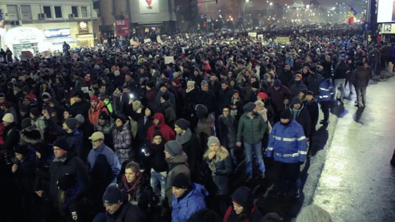 FOTOGRAFIA ZILEI: Cum își bate joc un jandarm de o tânără aflată la protest (FOTO)