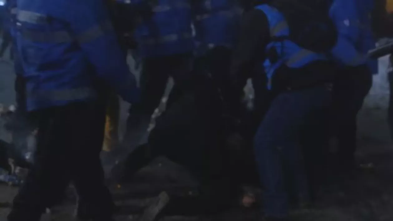 Imagini incredibile din Piața Victoriei: Jandarmii au bătut din greșeală un coleg care era îmbrăcat în civil (VIDEO)