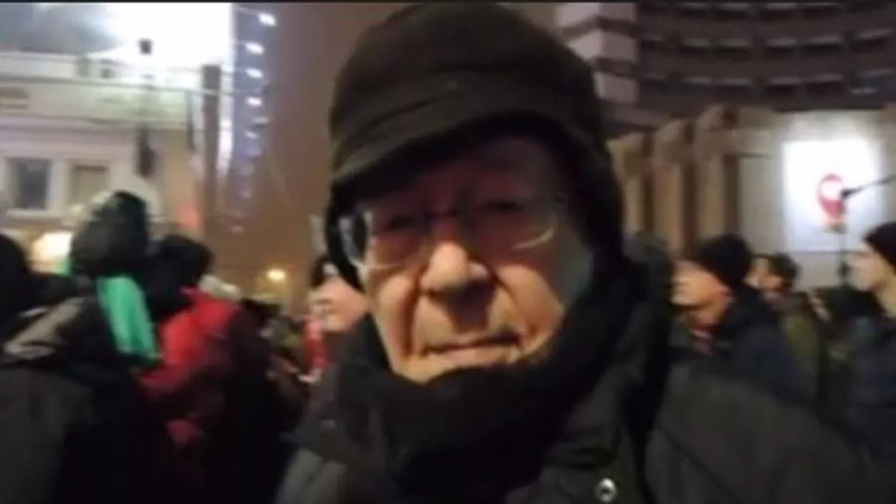 "Biblioteca pentru toţi/ Nu îi publică pe hoţi". Mihai Șora, cu pancartă la protest: "Locul hoţului e la puşcărie. Nu în fruntea mesei şi nu în capul ţării"