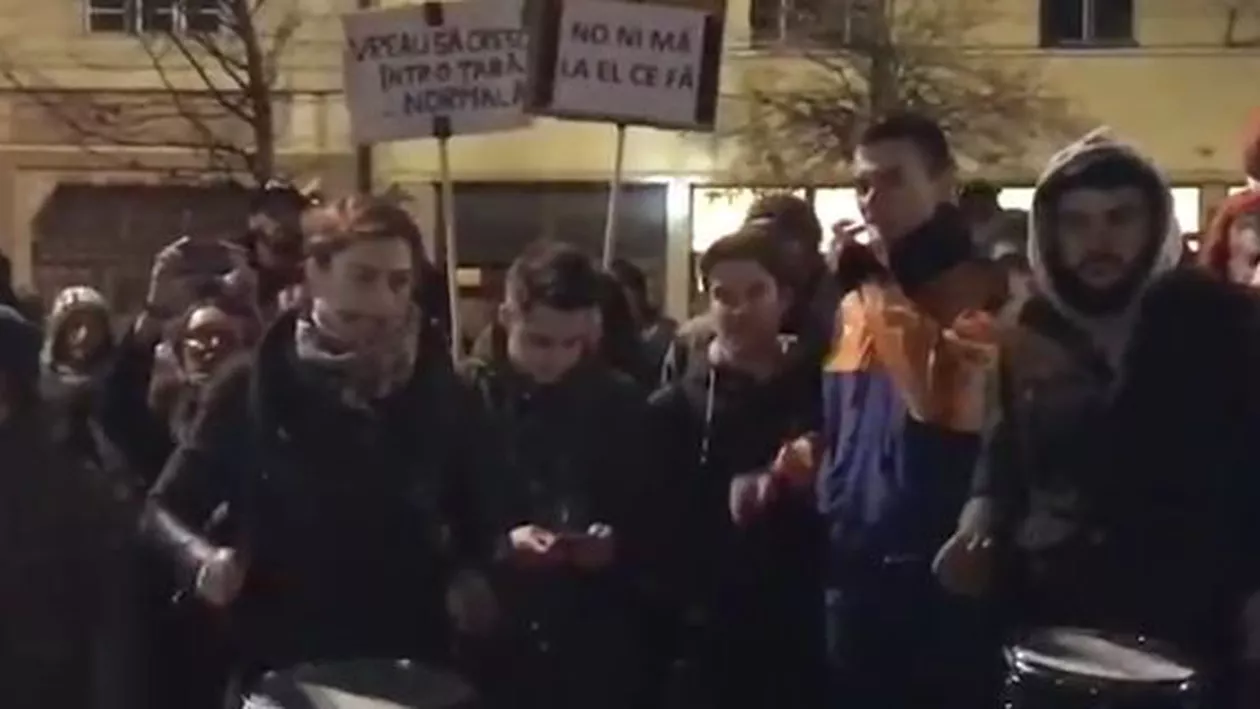 "La Bucureşti, cu toţii la Bucureşti! Nu ne fraieriţi!". 330.000 de români protestează în toată țara