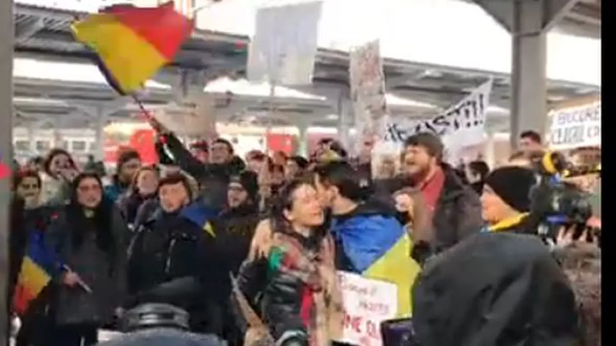 "Dragnea, nu uita/Te aşteaptă Laura!". Guvernul le-a dat călătorii gratuite cu trenul. Acum au venit în București. Zeci de studenți din Cluj au ajuns în Capitală pentru cel mai mare protest din istoria recentă a României (VIDEO)