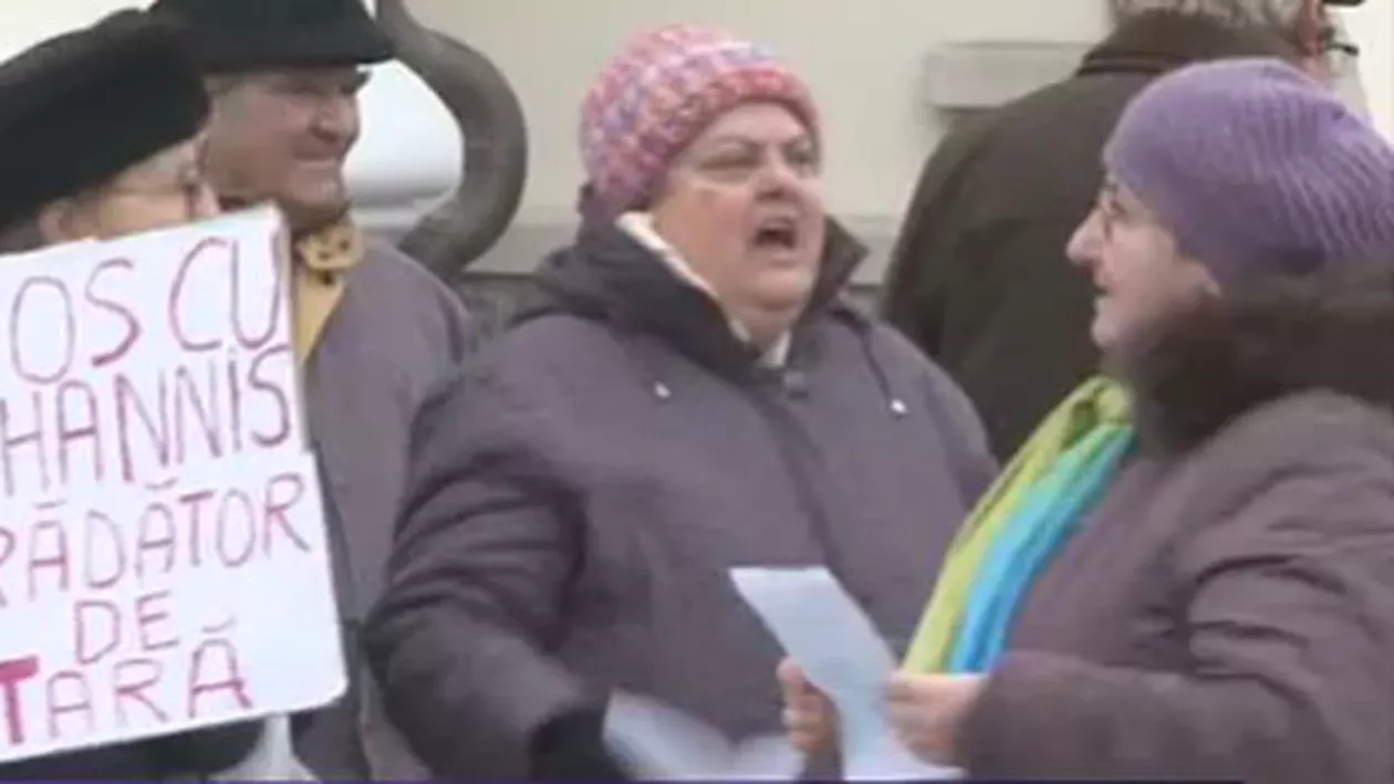 "Jos Iohannis! Jos Kovesi!” Peste 1.000 de oameni protestează la Cotroceni. Unii l-au asemănat pe președintele României cu Hitler (FOTO)