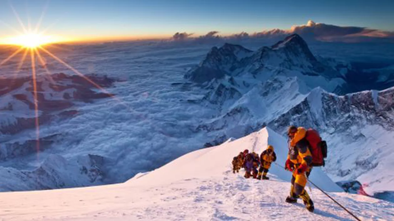 MANIFESTAȚIE LA ÎNĂLȚIME! Românul care a ajuns pe Everest, PROTEST în vârf de munte (FOTO)
