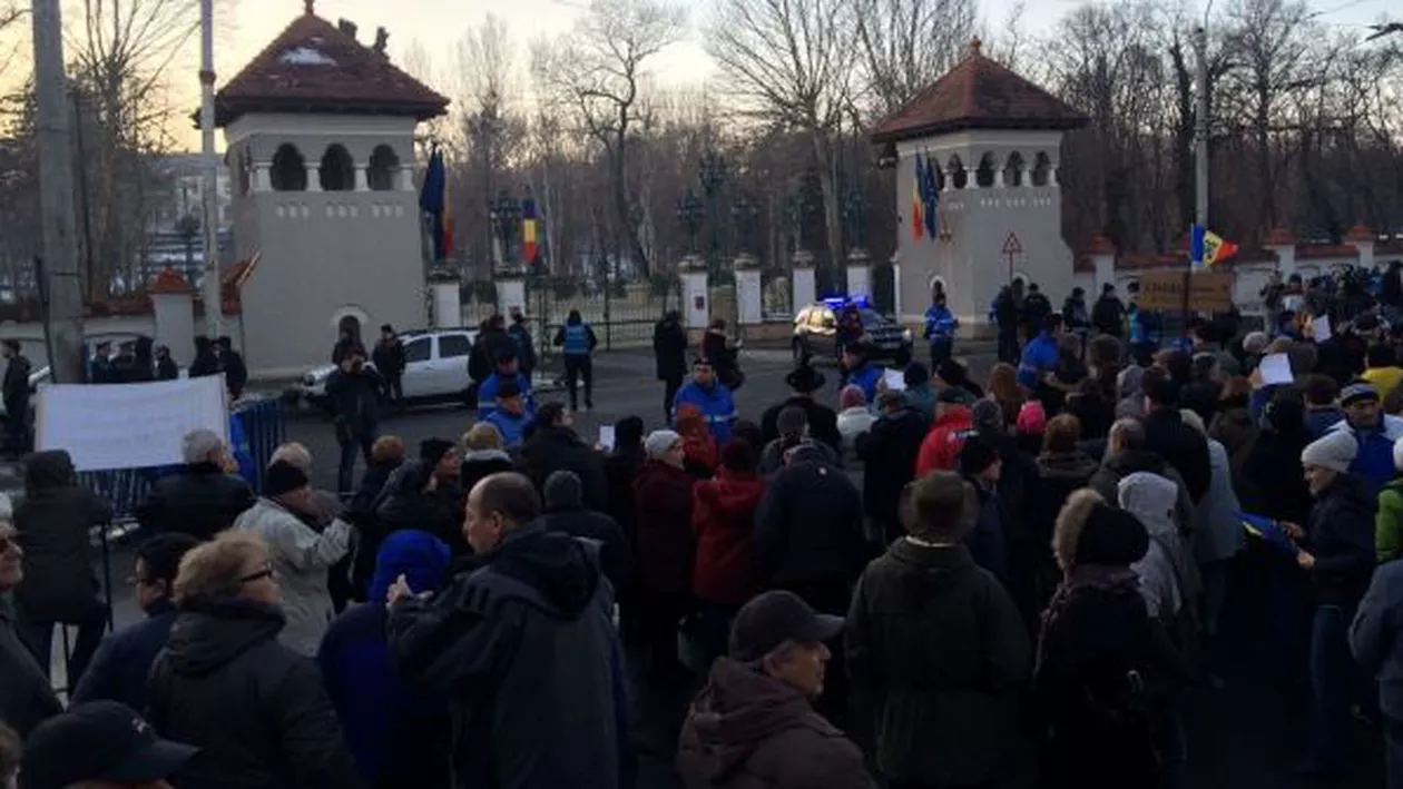 Angajați ai companiilor conduse de PSD-iștii din Craiova aduși cu autocarele la mitingul de la Cotroceni
