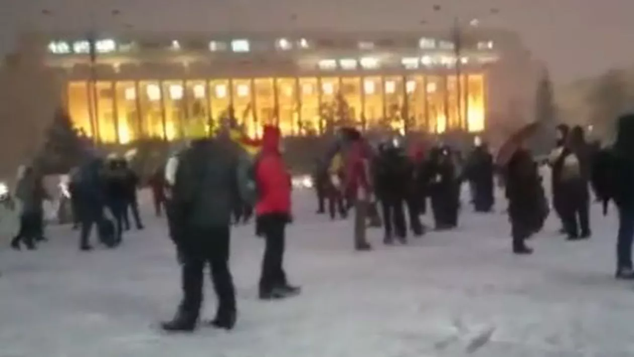 A noua zi de proteste în fața Guvernului: În ciuda viscolului, mii de oameni au venit în Piața Victoriei 