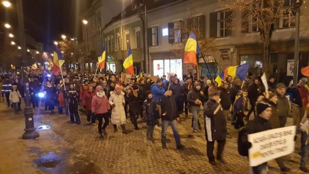 Noi proteste în marile orașe ale țării. Oamenii susțin că demisia ministrului Justiției nu rezolvă nimic: „Dacă nu vă PaSăDe noi, la puşcărie cu voi”