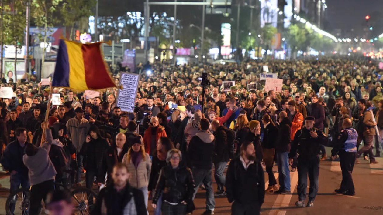 O nouă seară de proteste în Piața Victoriei și la Palatul Cotroceni (VIDEO)