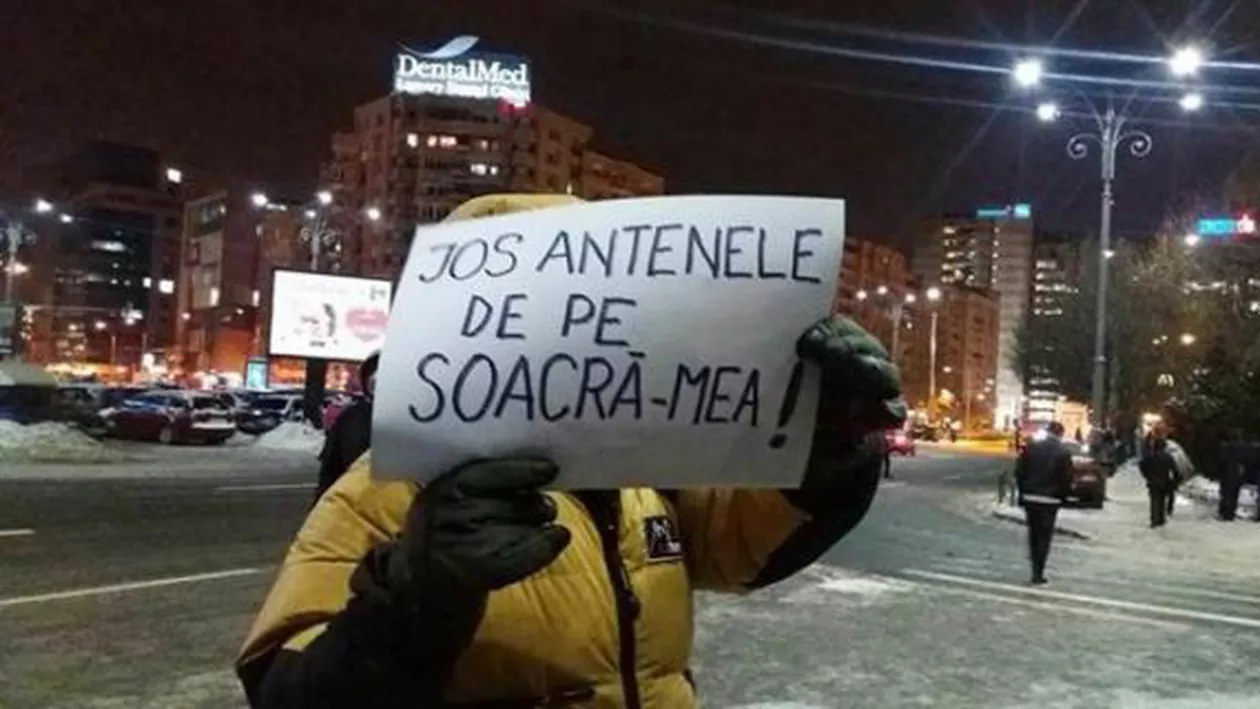 Creativitatea protestatarilor, FĂRĂ LIMITE: Jos antenele de pe soacră-mea!, una dintre pozele zilei de duminică (FOTO)
