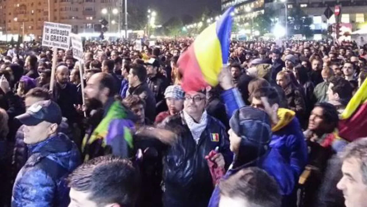 GLUME PE SEAMA PROTESTELOR: Drapelul uman din Piața Victoriei, DENATURAT de SIMPATIZANȚII PSD! (FOTO)