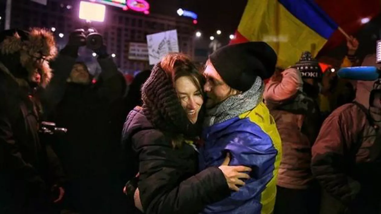 Protestele nu opresc IUBIREA! Cerere în căsătorie în Piața Victoriei (VIDEO)