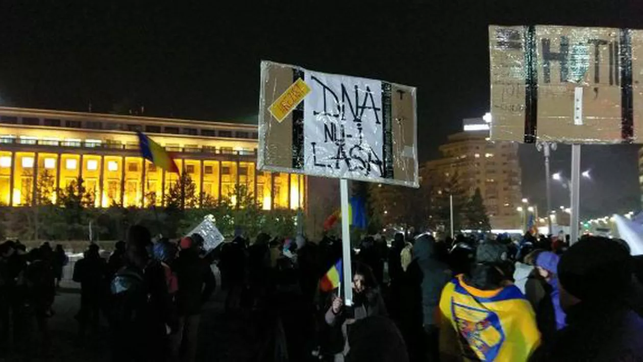”Abrogarea nu șterge trădarea!" Peste 700 de persoane au manifestat în Piața Victoriei, pentru a 16-a zi consecutiv