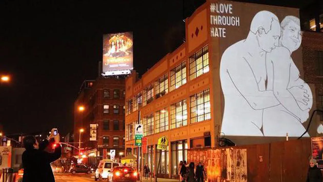 Desen SCANDALOS proiectat pe un perete în New York! Preşedinţii Vladimir Putin şi Donald Trump sunt reprezentaţi ca fiind un cuplu