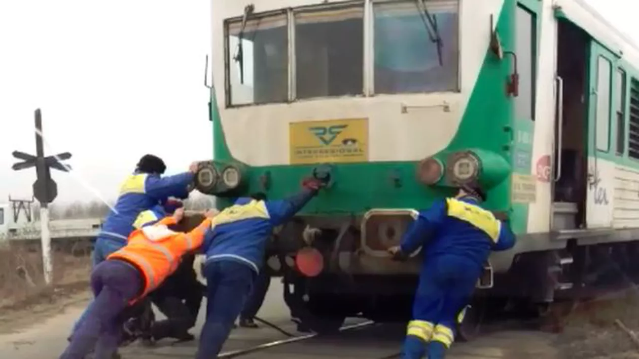 Se întâmplă în România! Tren ÎMPINS de oameni, în Bihor (VIDEO)