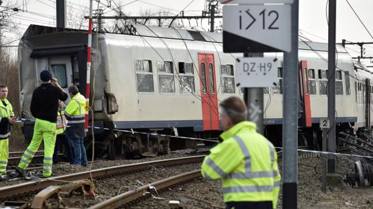 Peste 20 de persoane au fost rănite sâmbătă, după ce un tren de pasageri a deraiat în Belgia (FOTO)