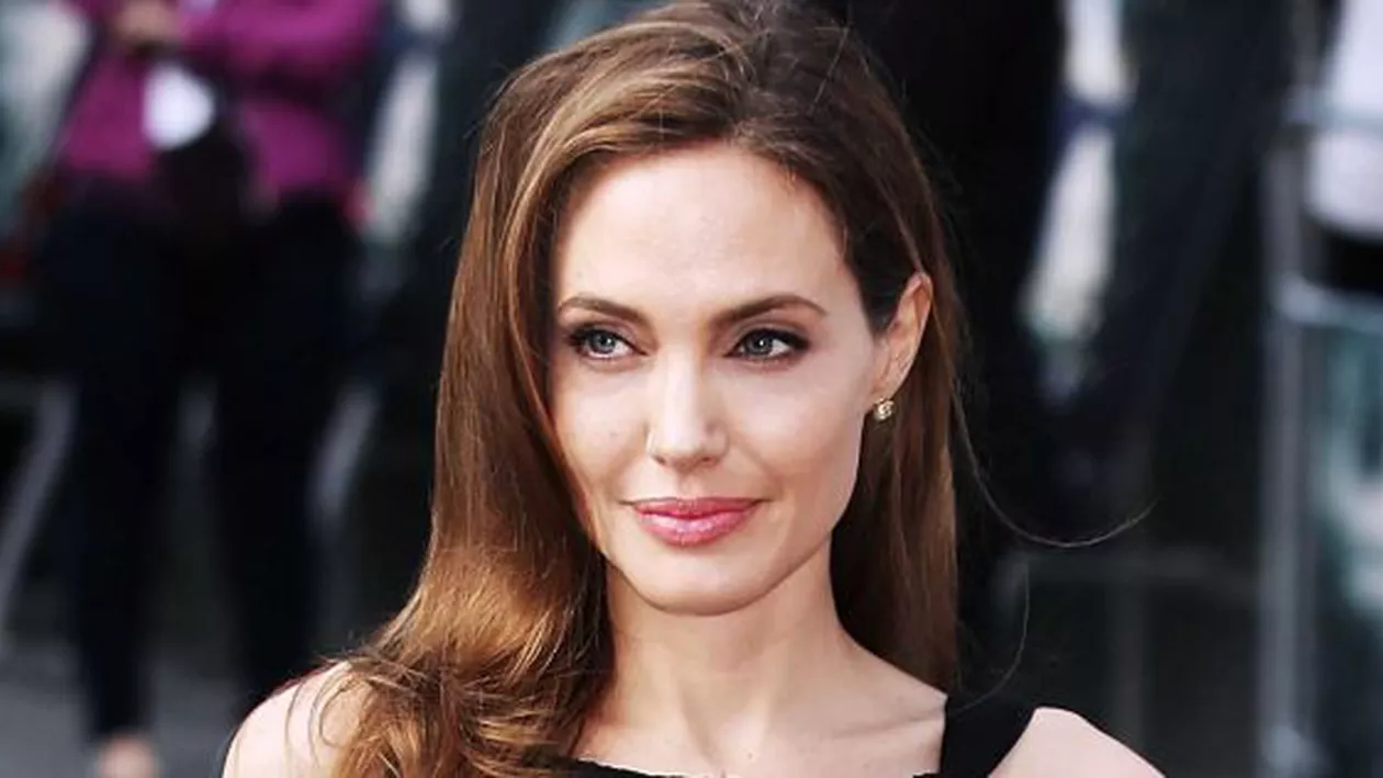 Angelina Jolie, primită în audiență de Regele Cambodgiei împreună cu toți cei șase copii ai ei (FOTO)