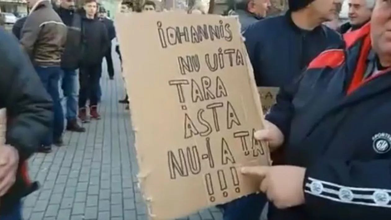 Situație halucinantă: Pancarte împărțite din sac la un miting anti-Iohannis de la Alba Iulia oamenilor care nu știu să explice de ce protestează (VIDEO)