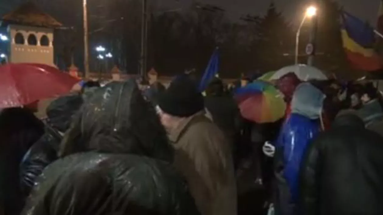 A 15-a seară de proteste la Palatul Cotroceni: “Luptăm, luptăm, Guvernul apărăm”, printre mesajele manifestanților