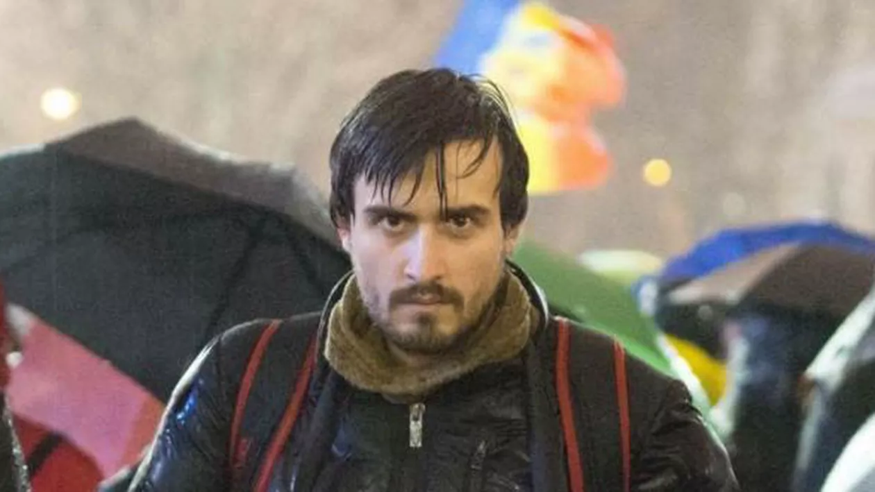 #REZIST Un medic venit să protesteze după o gardă de 24 de ore, imaginea-emblemă a protestelor antiguvernamentale (FOTO)