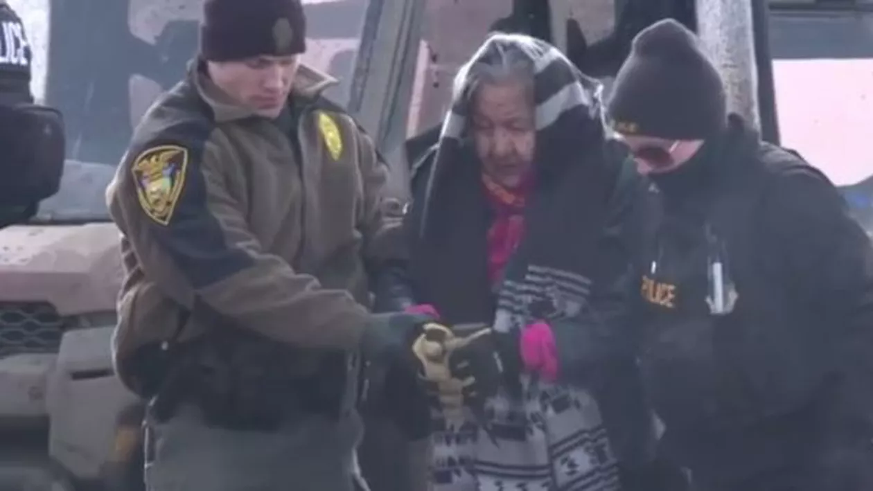 SUA: Poliția și armata au evacuat celebra zona de protest DAPL din Rezervația Standing Rock Sioux, Dakota de Nord (VIDEO)