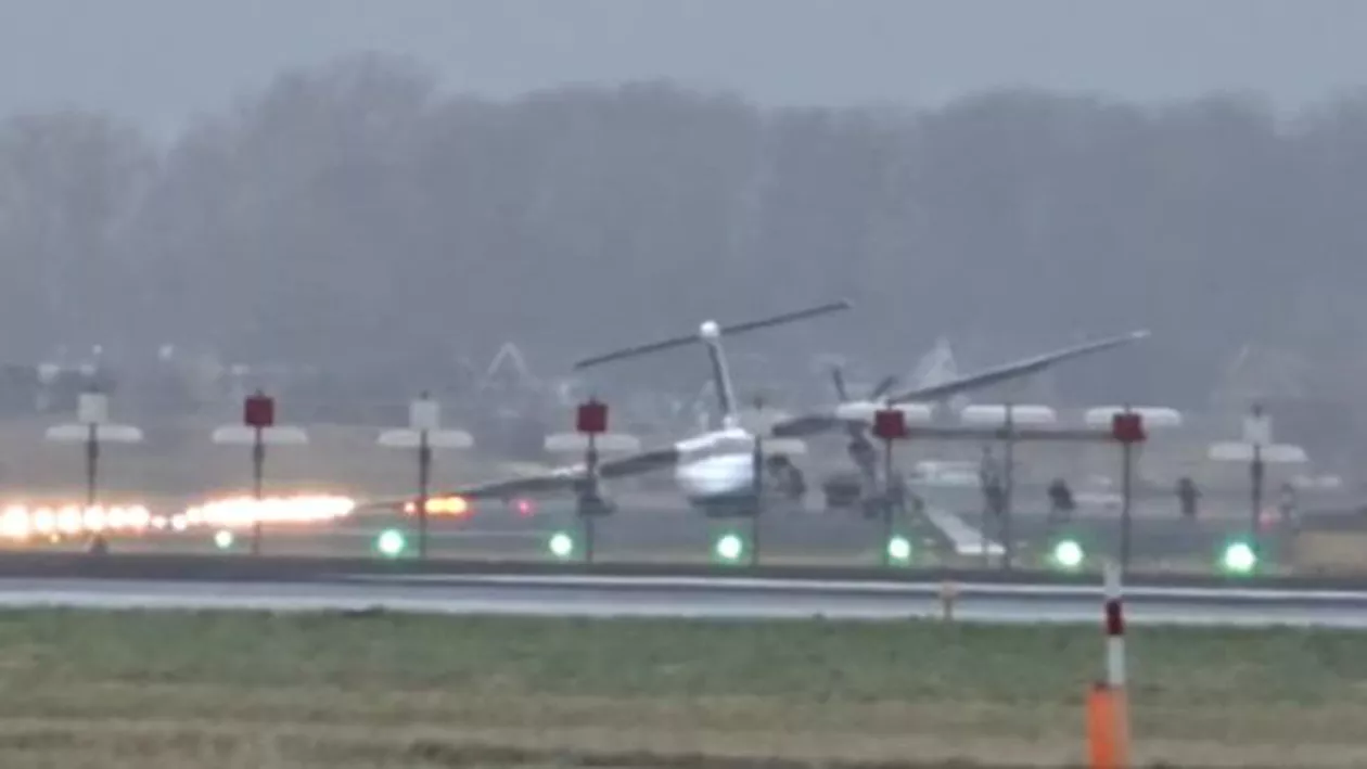 Incident aviatic GRAV pe Aeroportul din Amsterdam. Trenul de rulaj al unui avion de pasageri S-A RUPT la aterizare (VIDEO)