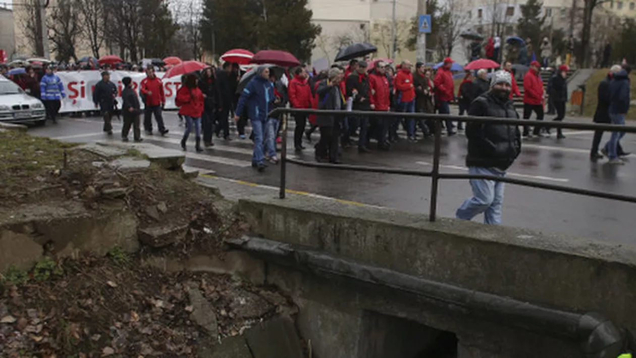 Baronii PSD de Dâmbovița au scos oamenii la protest printre MORMANE DE GUNOAIE: Orașul, într-o stare DEPLORABILĂ (FOTO)