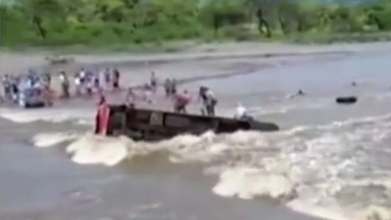Epic! 17 persoane salvate dintr-un autobuz răsturnat într-un râu, în Peru (VIDEO)