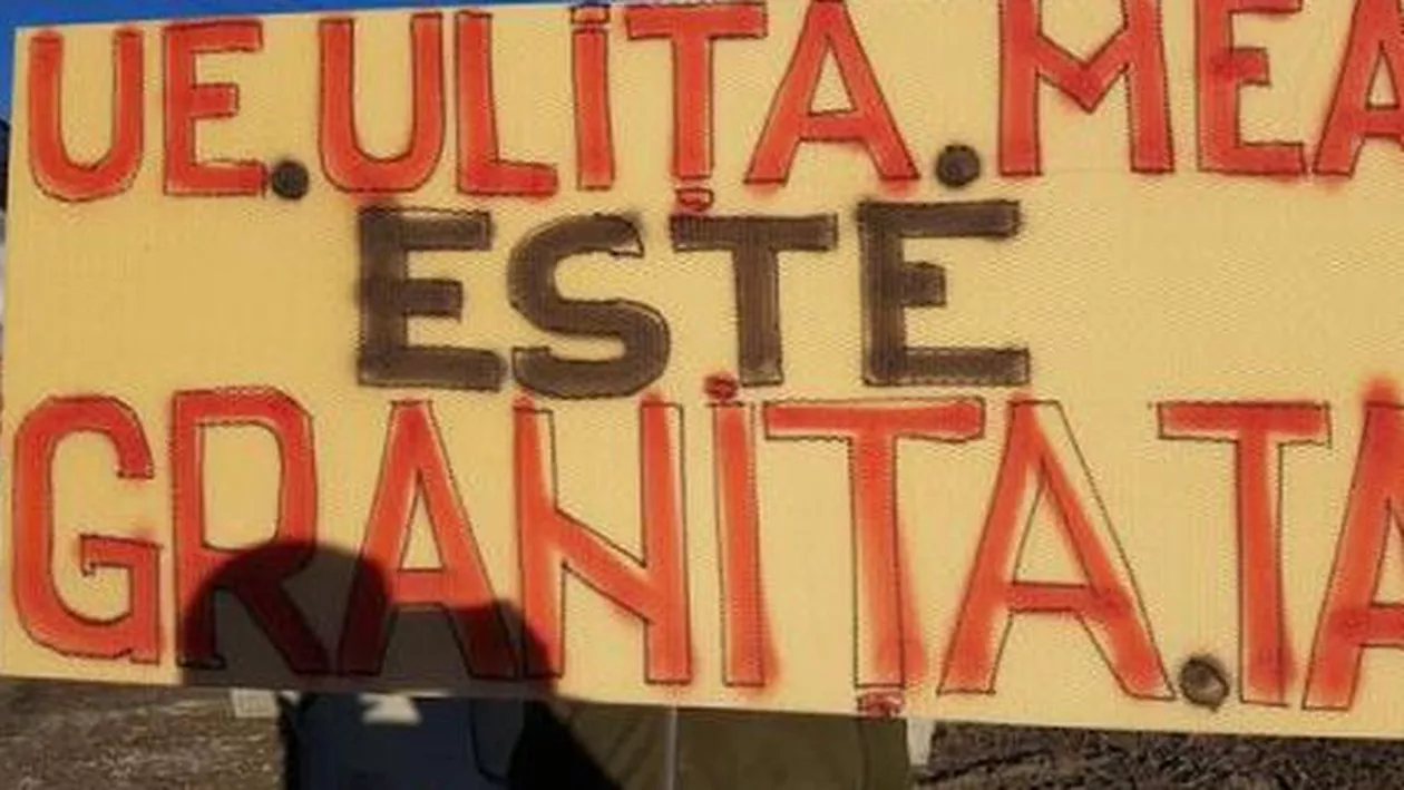 Botoșani: PROTEST cu 80 de mașini față de starea proastă a singurului drum național de PĂMÂNT din România