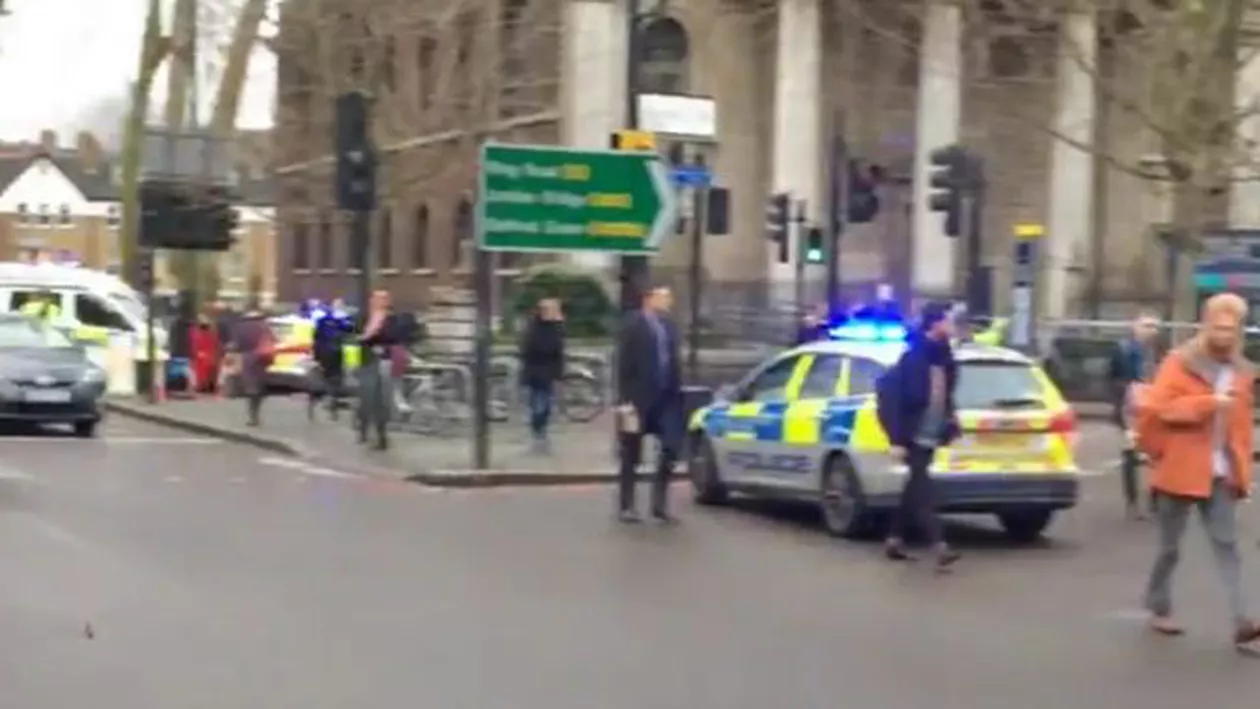 Teroare în Londra: O întreagă stradă a fost evacuată după ce s-a găsit un material neexplodat din Al Doilea Război Mondial (FOTO)