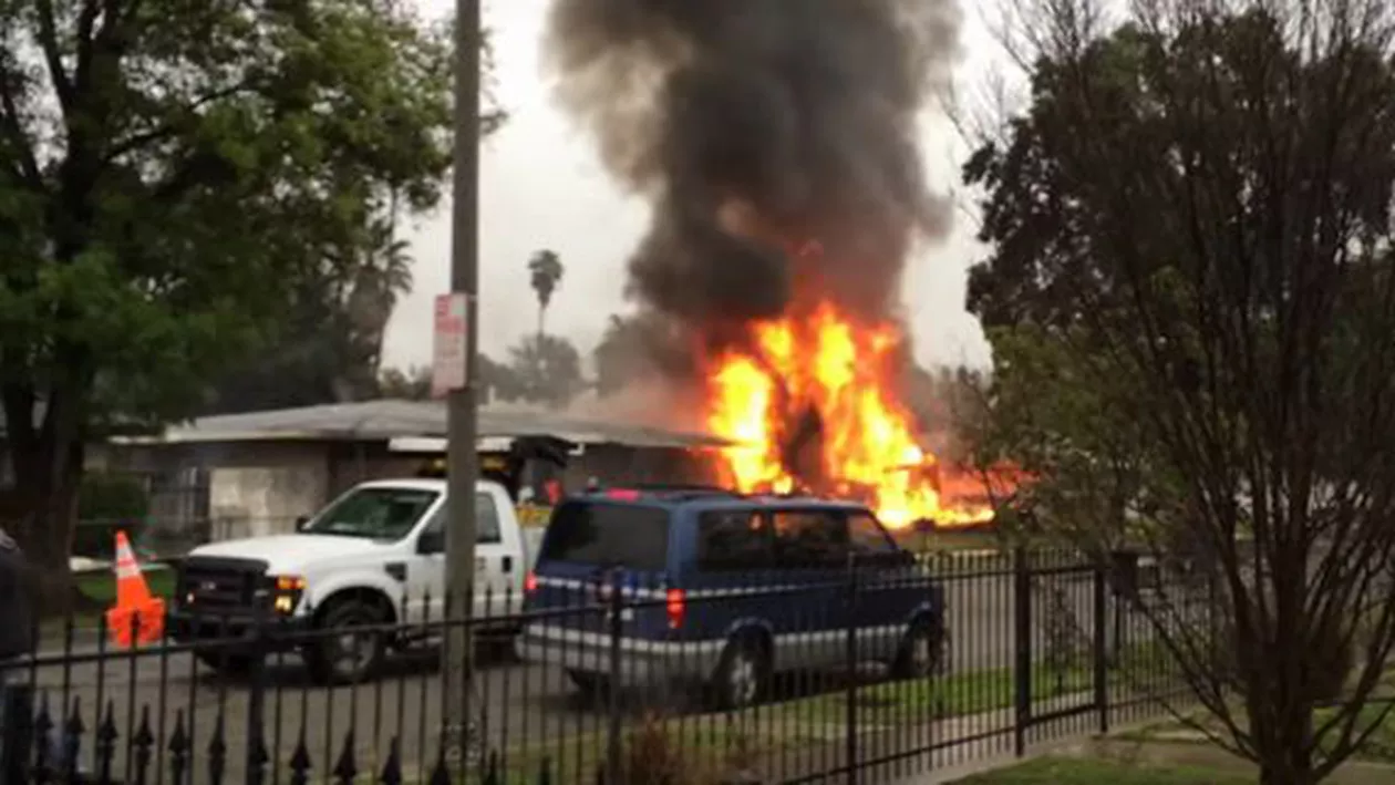 Tragedie aviatică în California: Trei persoane au murit după ce un avion s-a prăbușit peste două case dintr-un cartier rezidențial (VIDEO)