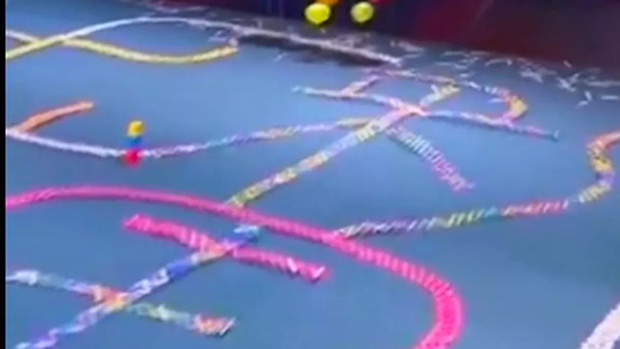 Poate cel mai spectaculos efect de domino: Ce a reușit să realizeze un bărbat cu câteva mii de bețișoare de înghețată (VIDEO)