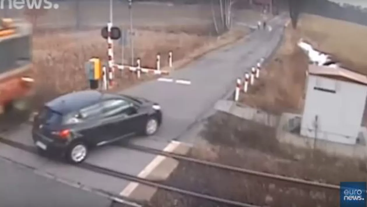 IMAGINI ŞOCANTE! O mașină a fost izbită puternic de un tren în Polonia (VIDEO)