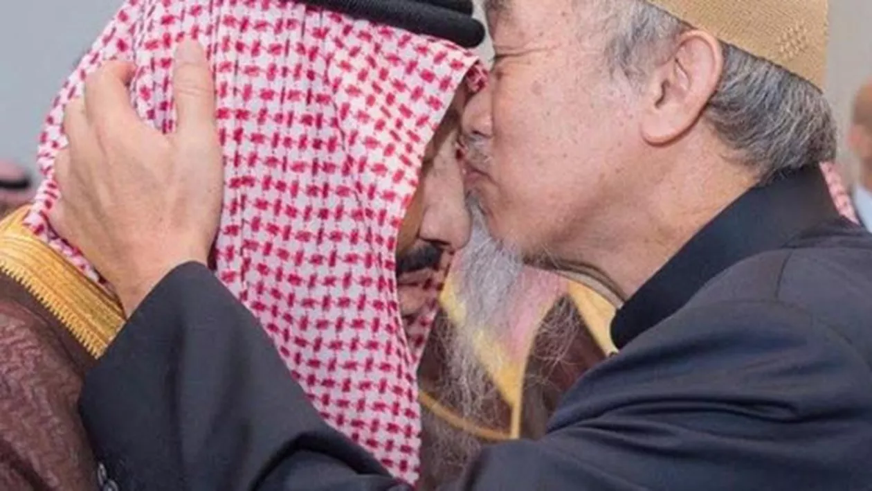 Imagine RARĂ! Cine este bărbatul malaezian care l-a sărutat pe cap pe Regele Arabiei Saudite (FOTO)