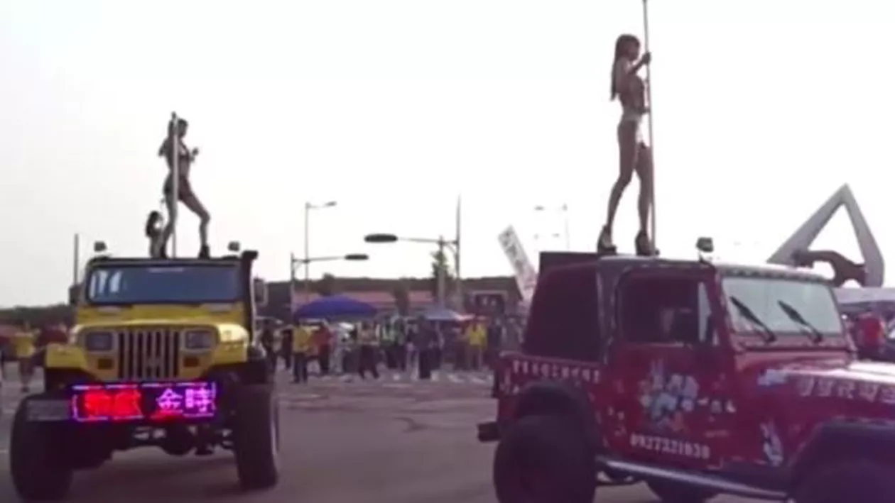 Momente șocante în China: STRIPTEASE la o înmormântare! (VIDEO)