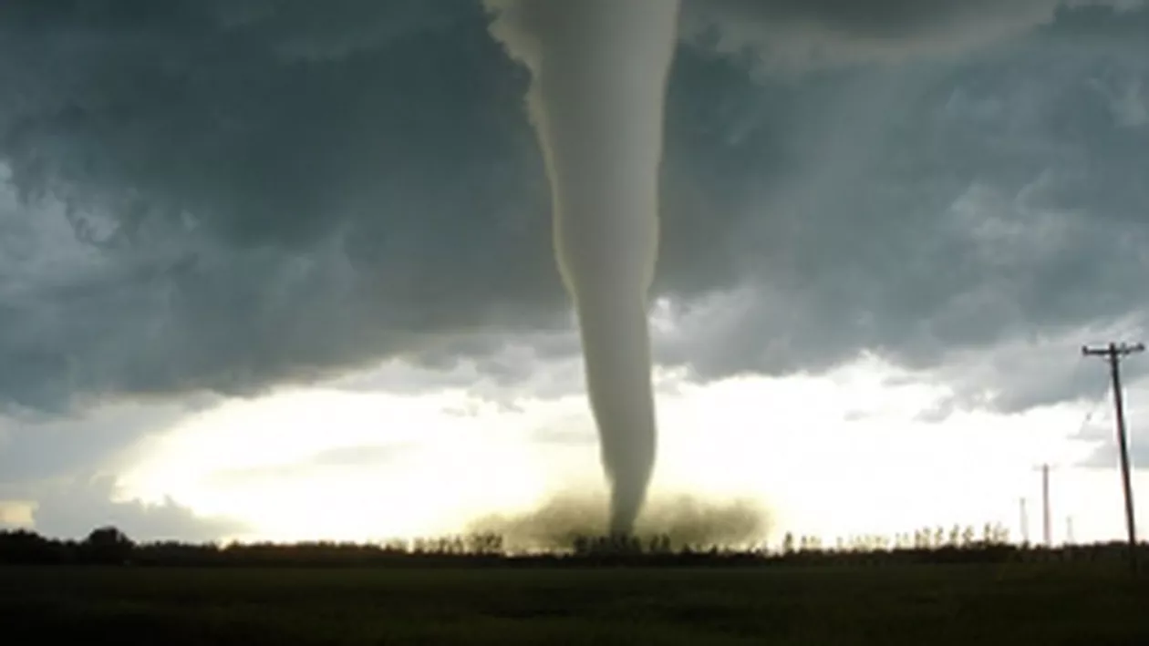 Statul american Illinois, afectat de mai multe tornade puternice. O persoană a murit și numeroase pagube au fost raportate (VIDEO)