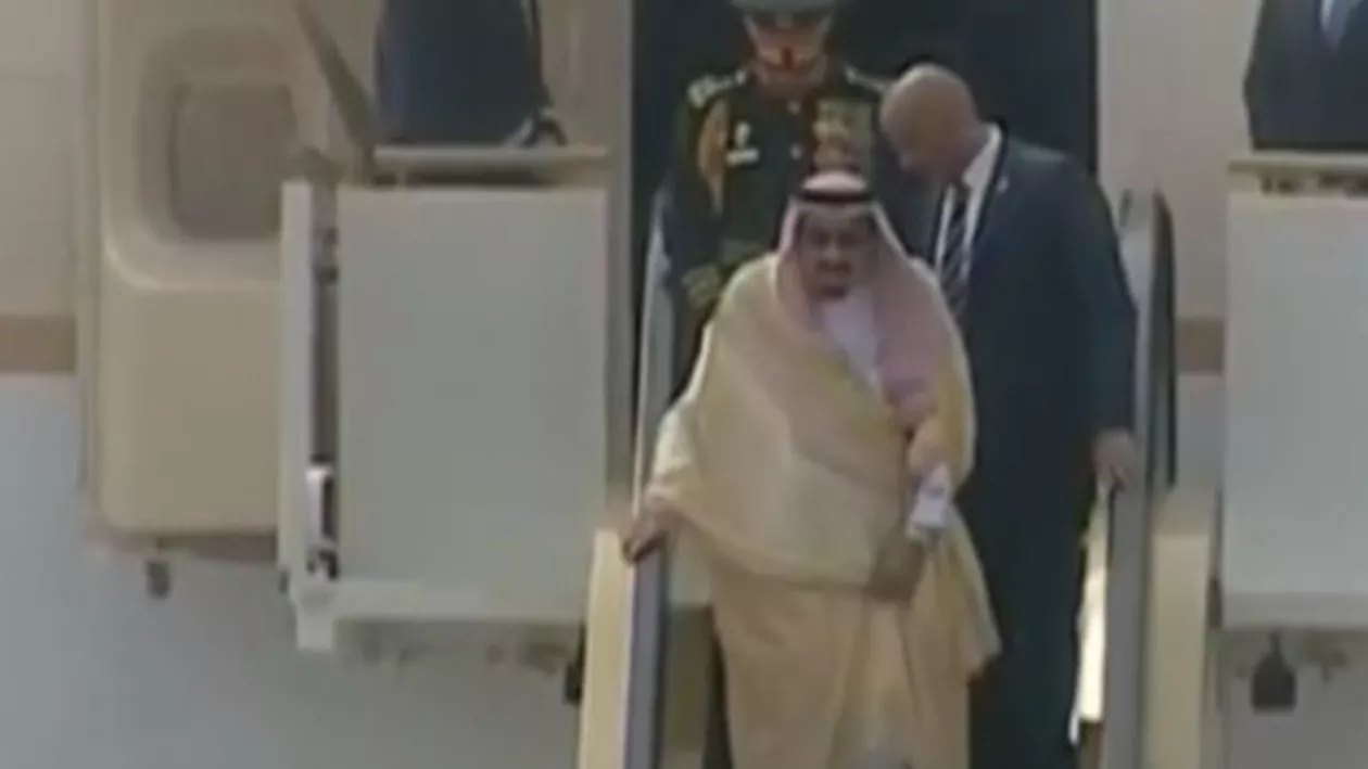 Călătorie pe picior mare: Regele Arabiei Saudite s-a deplasat în Indonezia însoțită de 460 de tone de bagaje (VIDEO)