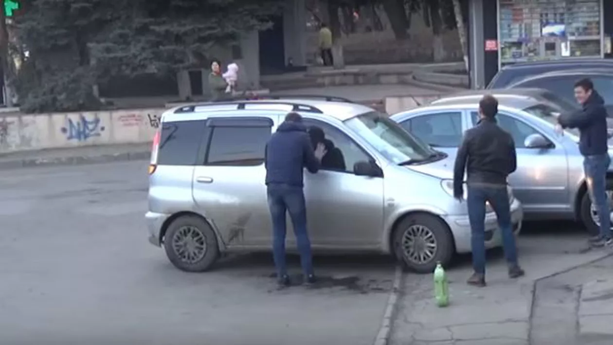 FARSĂ ȘOCANTĂ! Șoferii au fost înspăimântați de tinerii care au simulat că le dau foc la mașini (VIDEO)