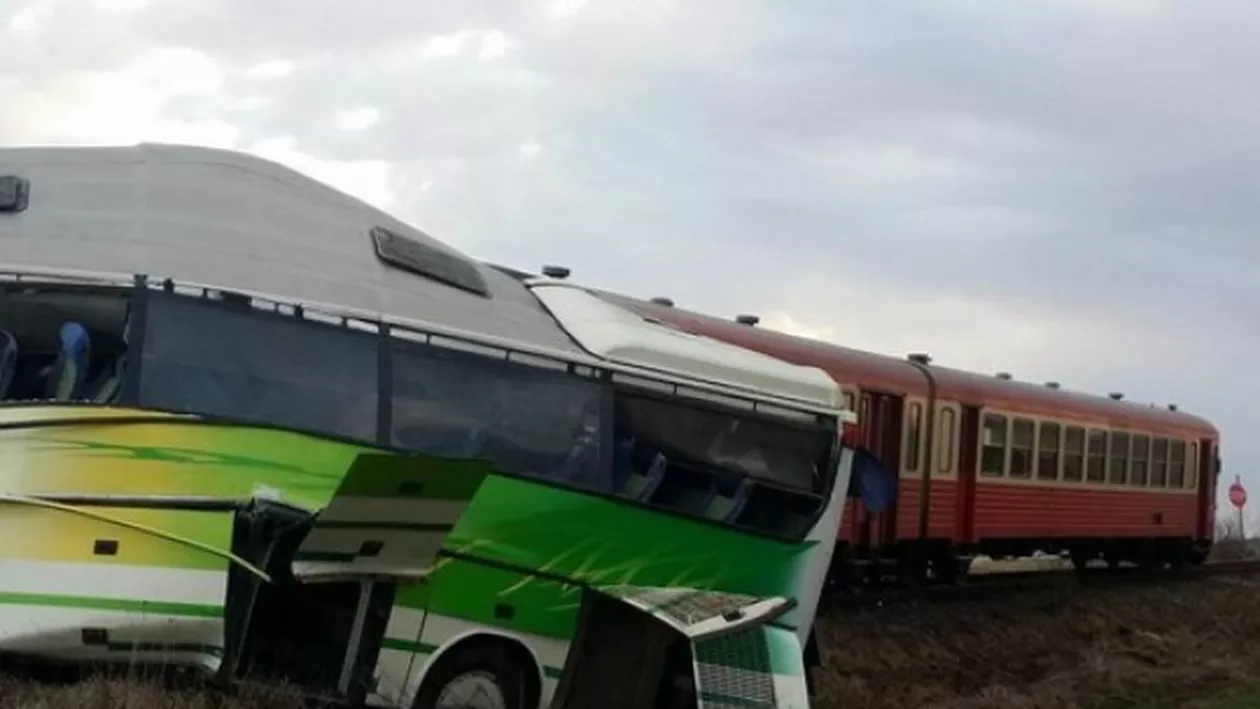 Autocar lovit de tren în județul Timiș. Nicio pesoană nu a fost rănită (FOTO)