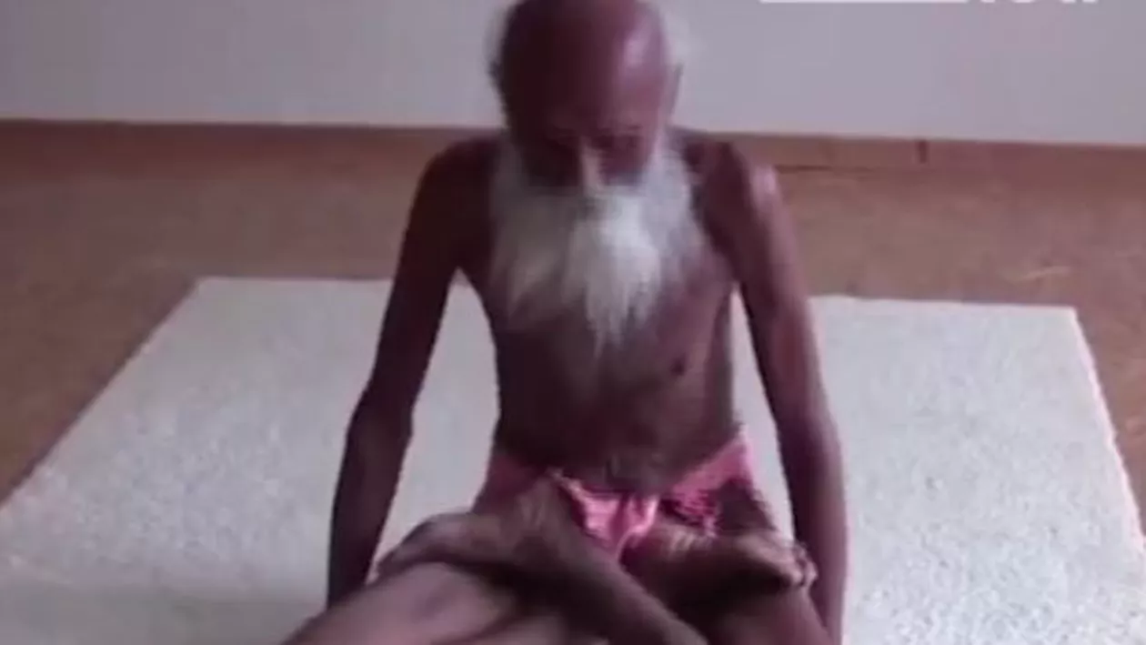 ULUITOR! Cum face face YOGA un bărbat de peste 100 de ani (VIDEO)