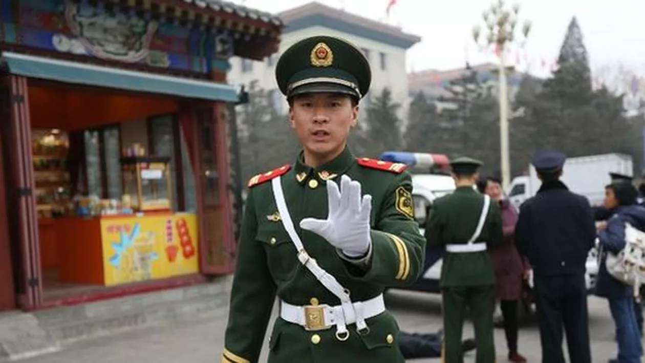 Gest ȘOCANT al POLIȚIEI chineze! O echipă de filmare a postului BBC a fost FORȚATĂ să semneze o declarație FALSĂ (FOTO)
