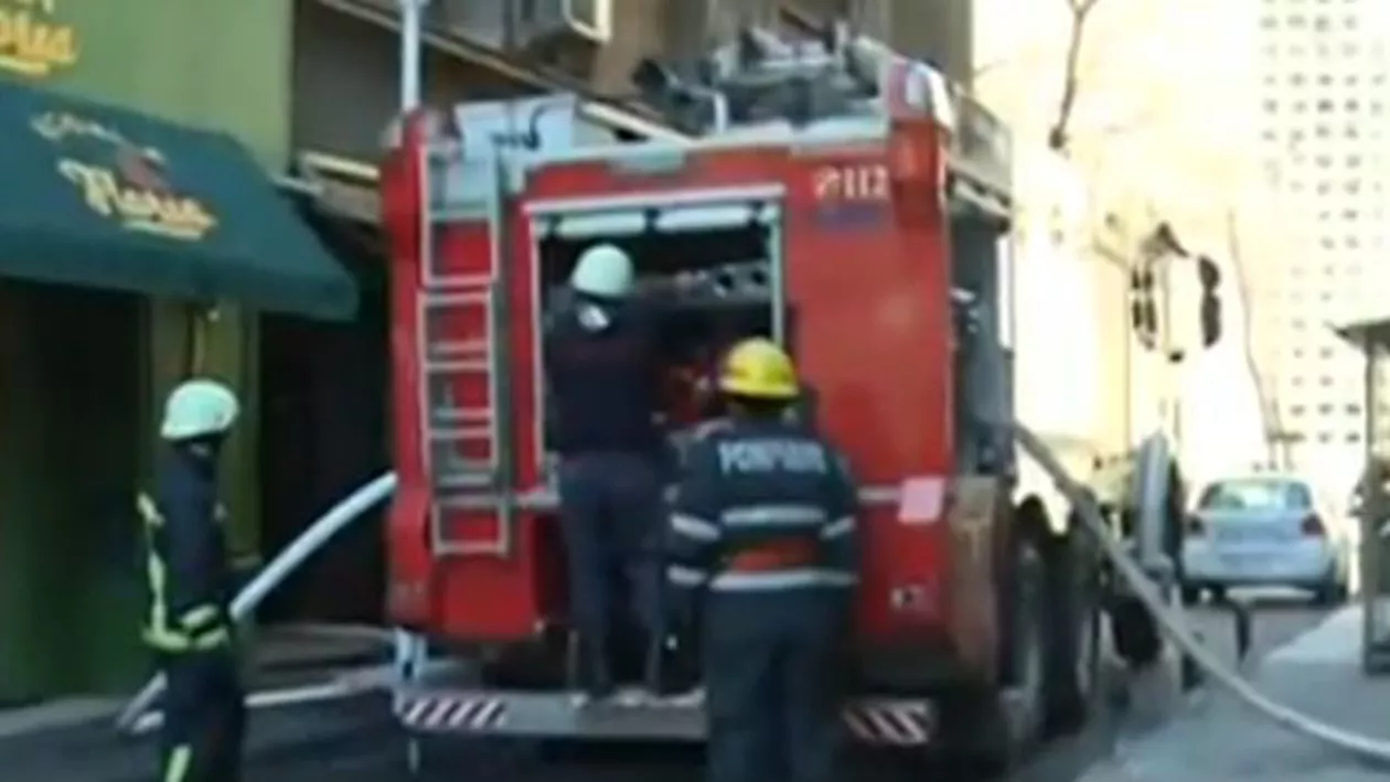 Incendiu în centrul Capitalei: Pompierii au intervenit la etajul 8 al unui bloc din apropriere de Calea Victoriei (VIDEO)